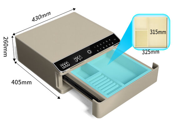 Eenvoudig gelaagd, in leer ingepakt sieraden kluisje met biometrisch slot en stalen lichaam